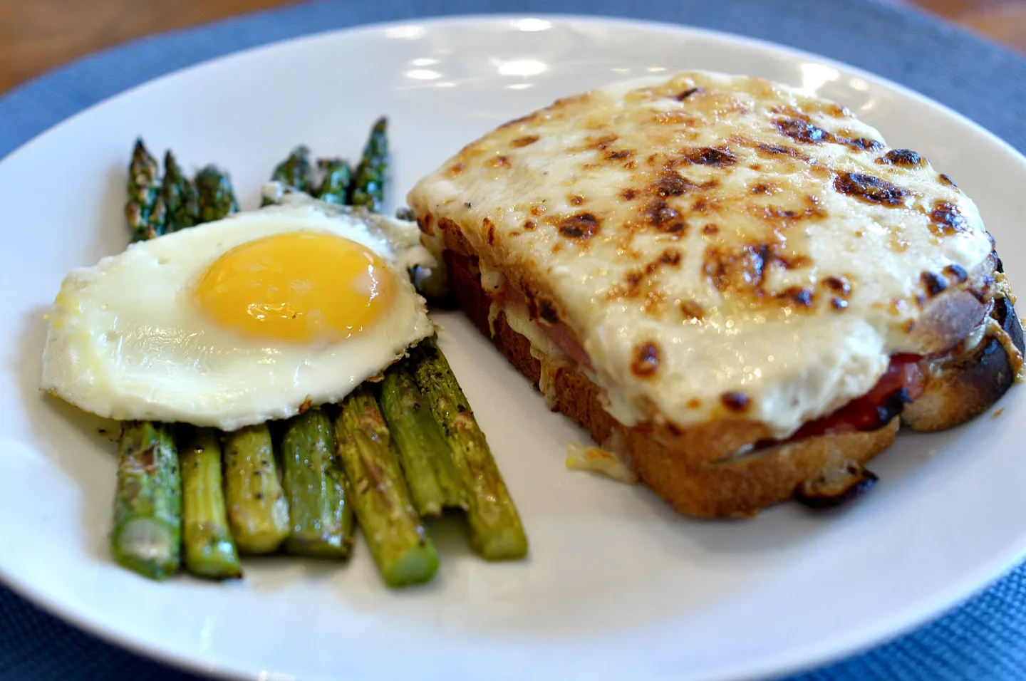 Asperges à la milanaise et un croque-monsieur